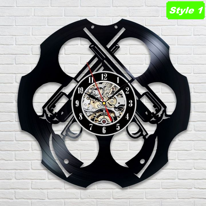 Horloge murale en forme de pistolet