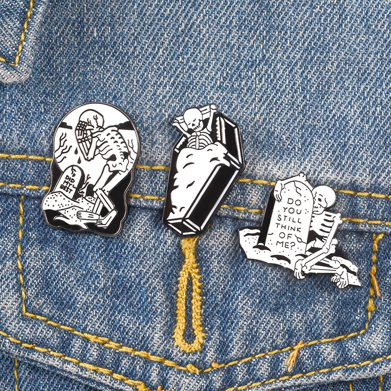 Broche en émail squelette