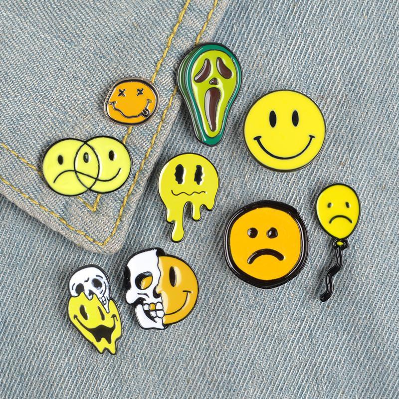 Broche en émail avec visage souriant