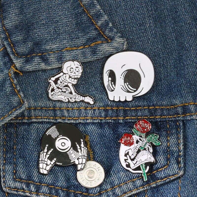 Broche en émail en forme de tête de mort