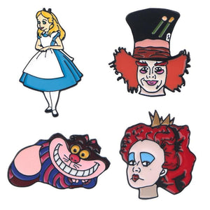 Broche en émail Alice au pays des merveilles