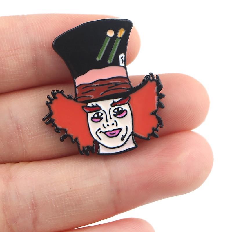 Broche en émail Alice au pays des merveilles